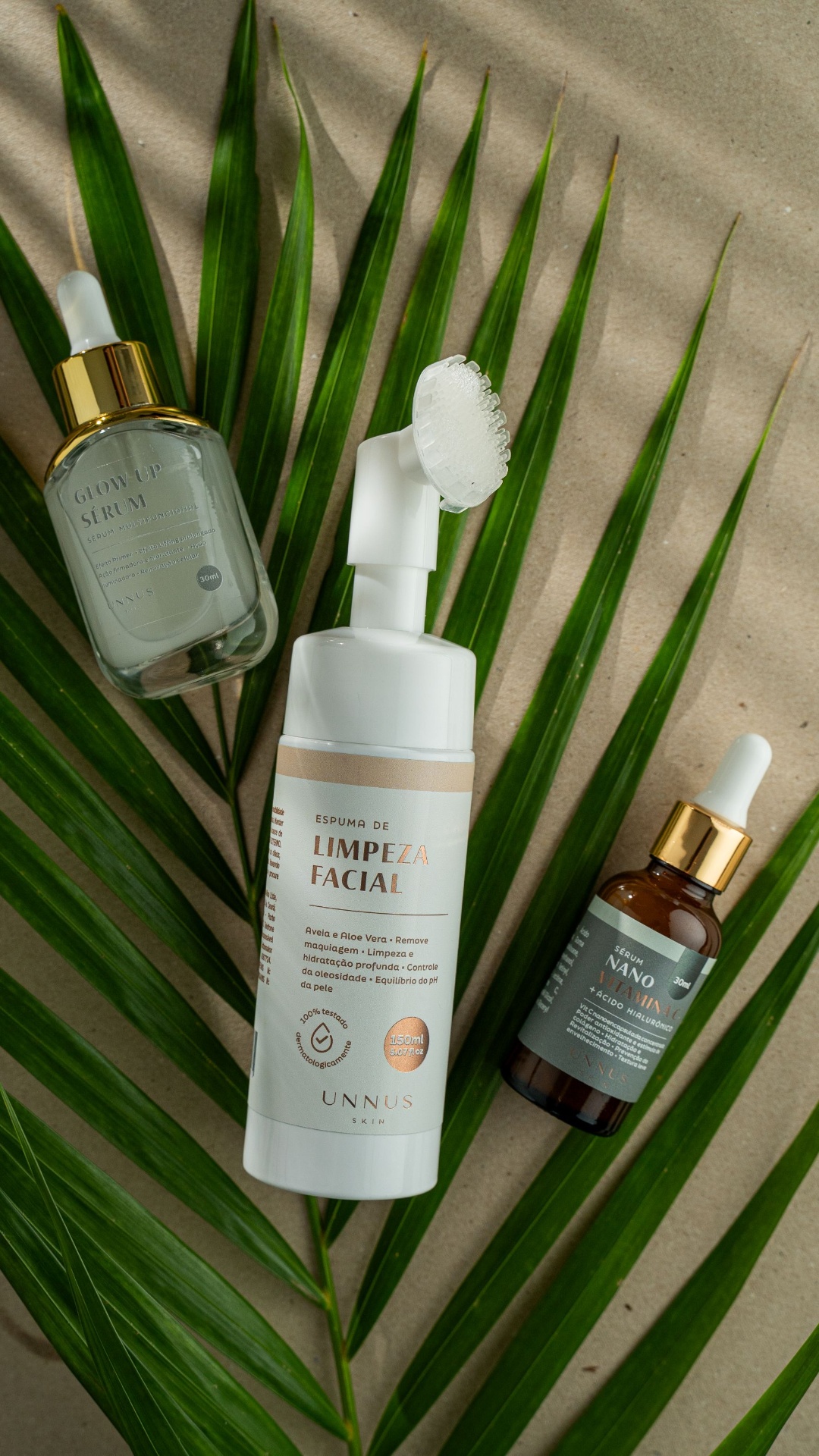 Linha completa de skincare UNNUS sobre folhas tropicais